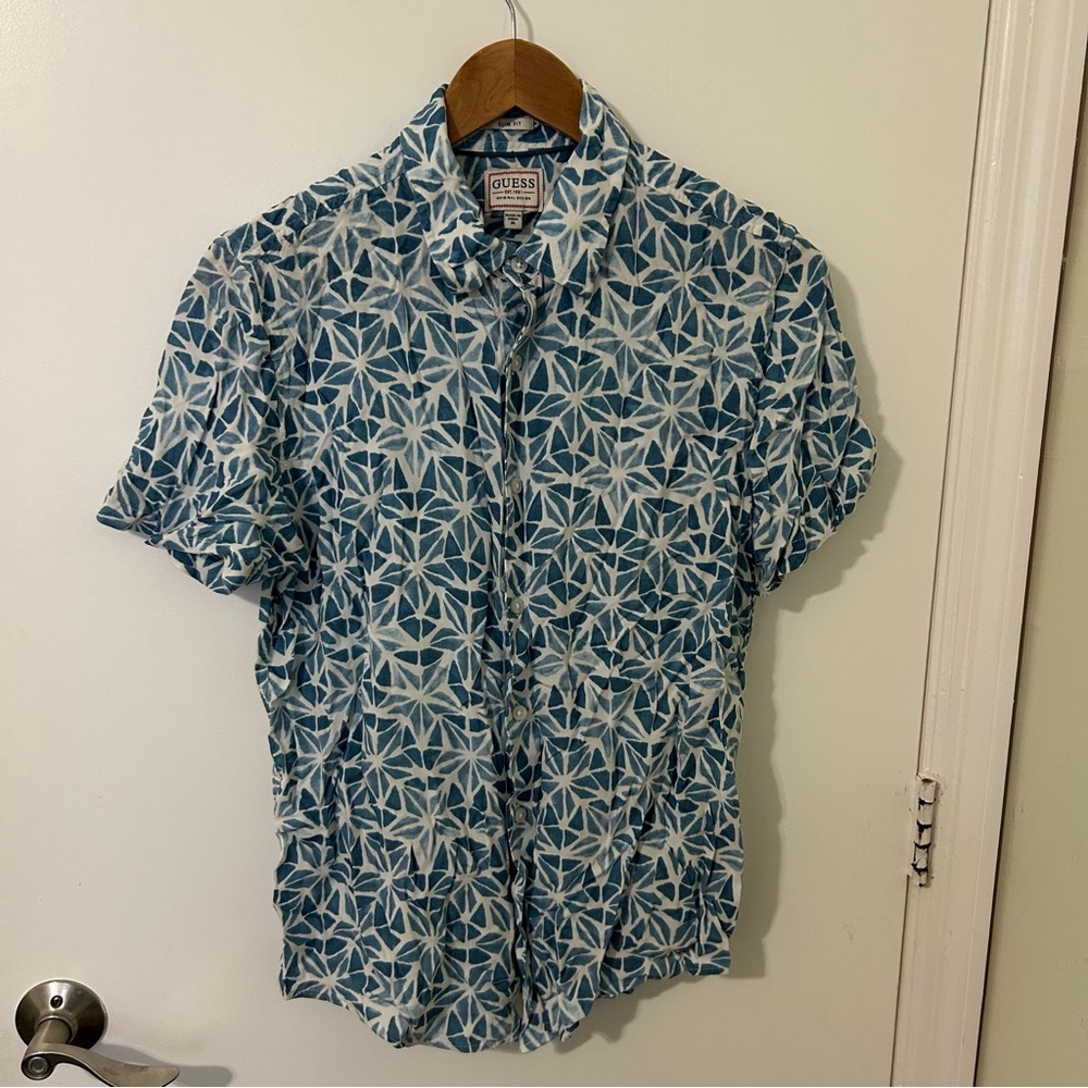 Guess Men’s Geometric Blue and White Casual Button Down Short Sleeve Shirt